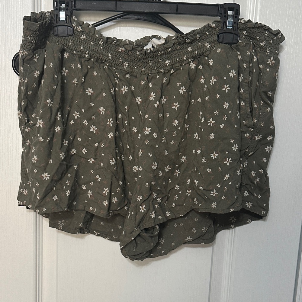 a:glow Olive Floral Maternity Shorts